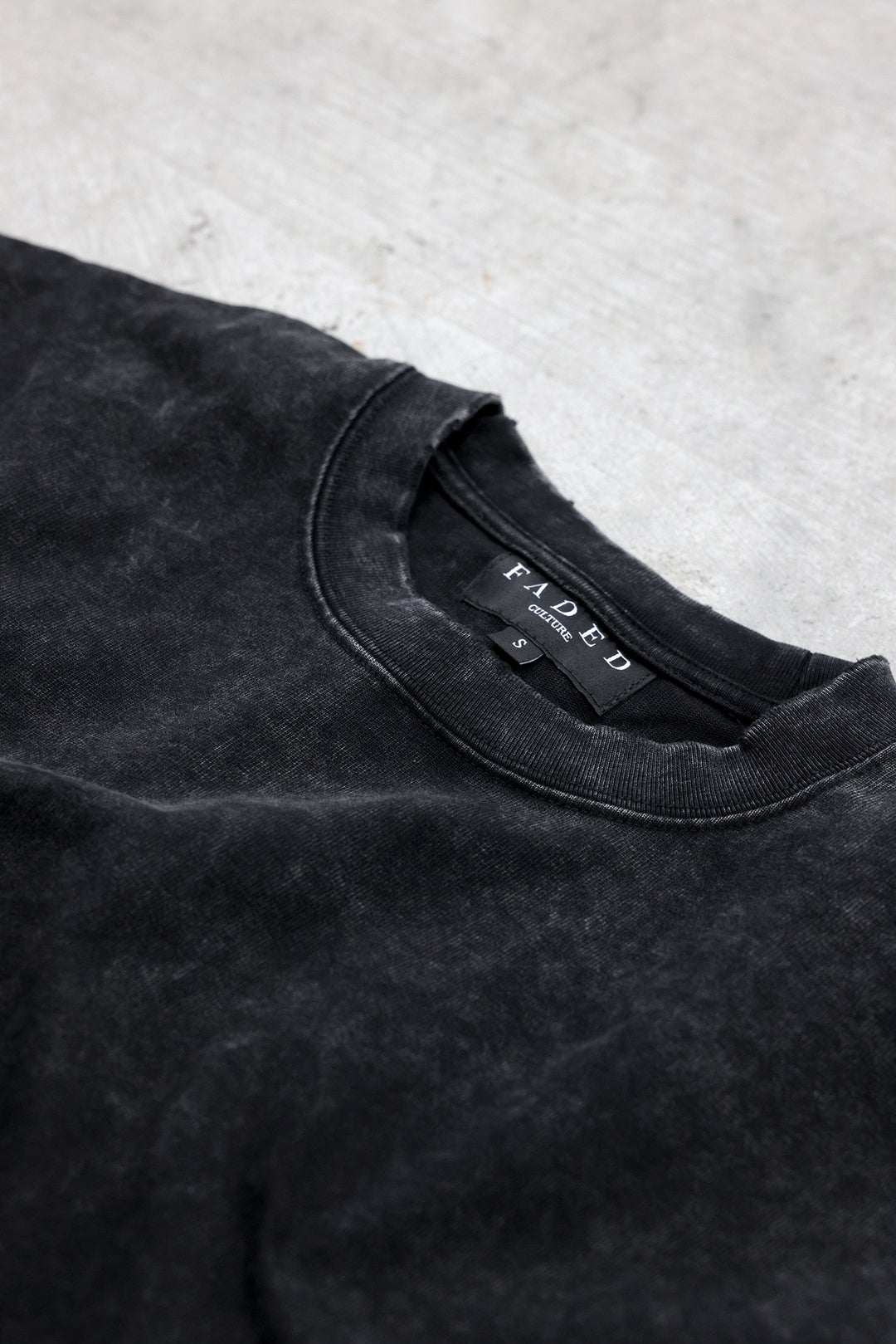 Ribbed collar and woven Faded Culture neck label