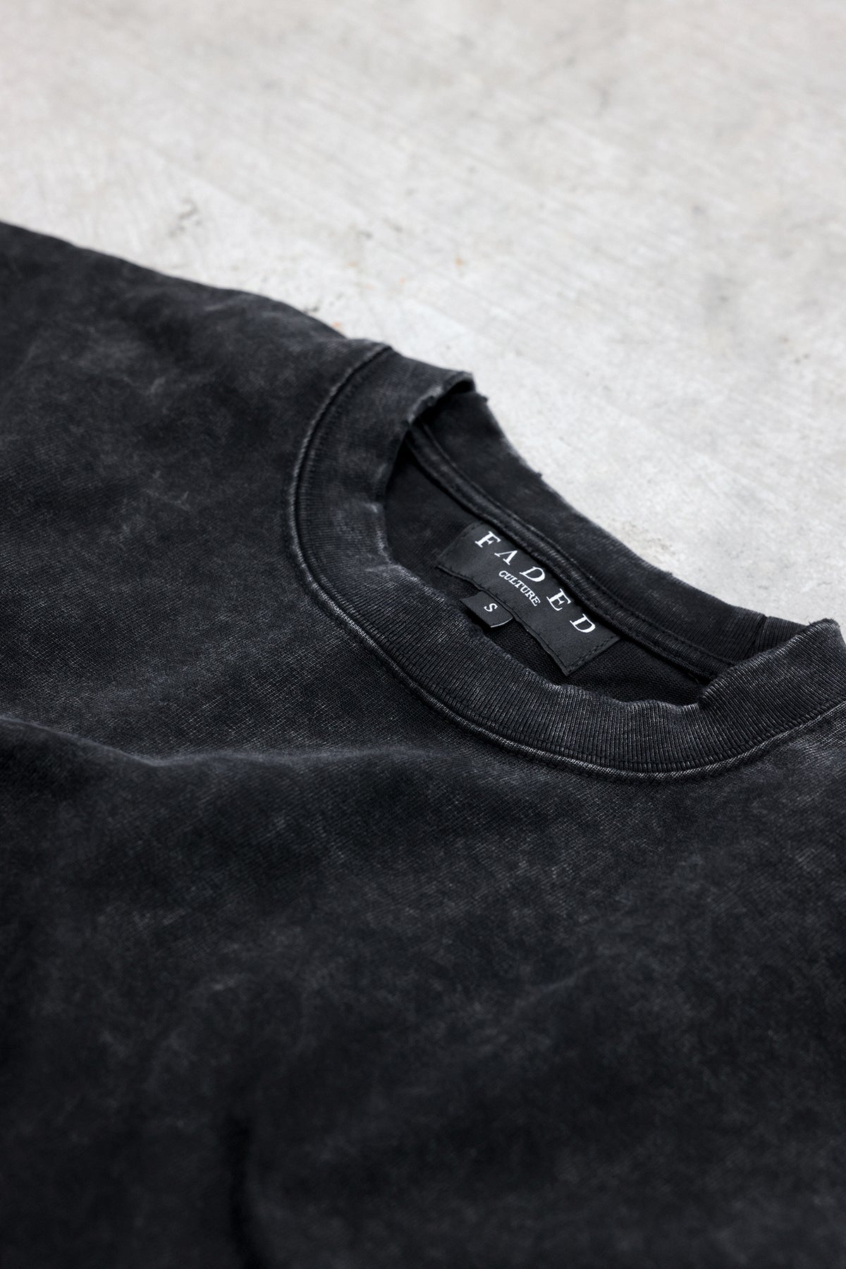 Ribbed collar and woven Faded Culture neck label